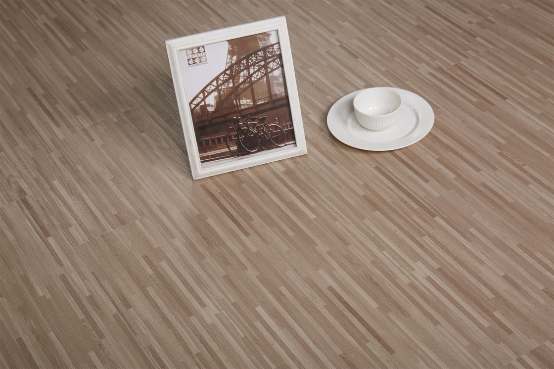 Planches de plancher en PVC 4,0 mm 5,0 mm Auto-adhésif planches de plancher en vinyle 3,0 mm revêtement UV