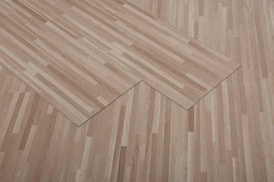 Planches de plancher en PVC 4,0 mm 5,0 mm Auto-adhésif planches de plancher en vinyle 3,0 mm revêtement UV