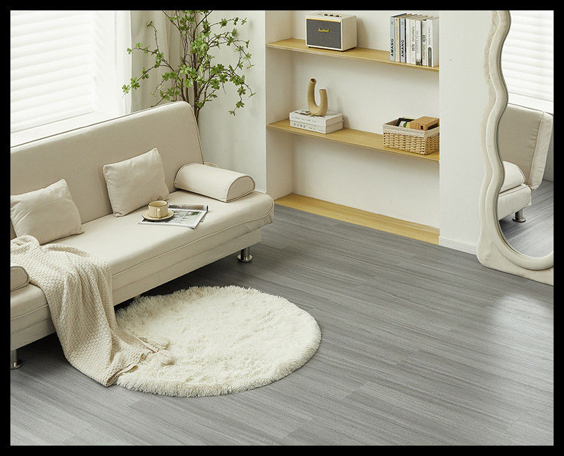 Obtenez la solution de revêtement de sol parfaite avec des revêtements de sol de dalles de vinyle de luxe en mat ou brillant surface brillante et 7,25 pouces/183mm de largeur